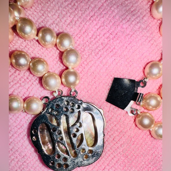 Elegant FAUX 3 strand FAUX Pearl Necklace W Mother of pearl Floral Clasp - Picture 4 of 6